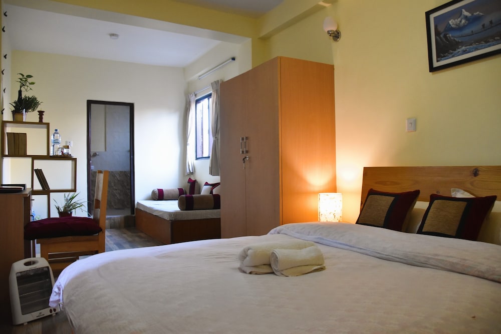 Deluxe Room, 1 Queen Bed, Private Bathroom, Courtyard Area photo 1