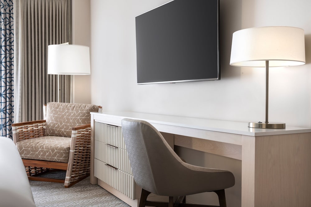 Room, 1 King Bed, Oceanfront (Diamond Head) thumbnail 5