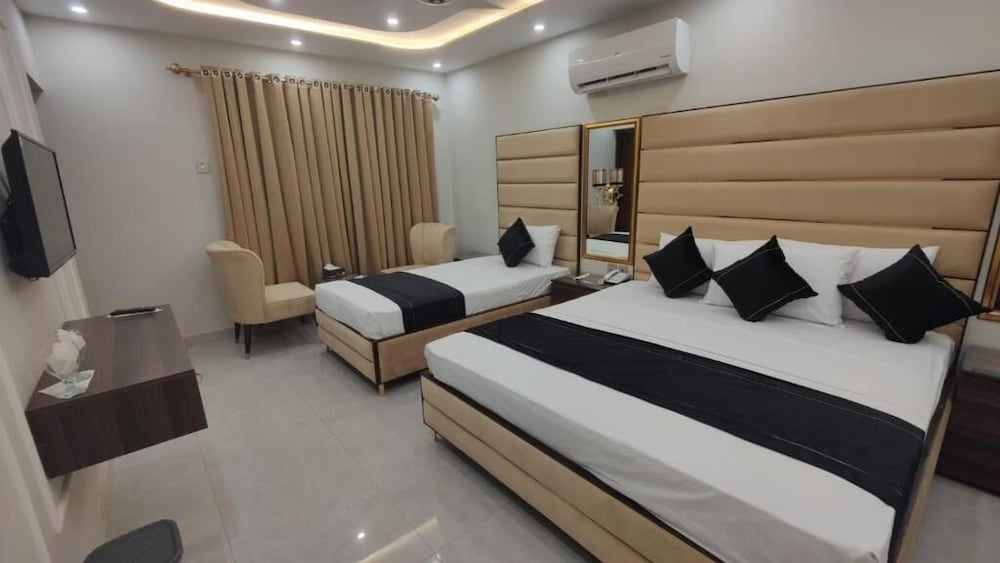 Deluxe Triple Room, City View