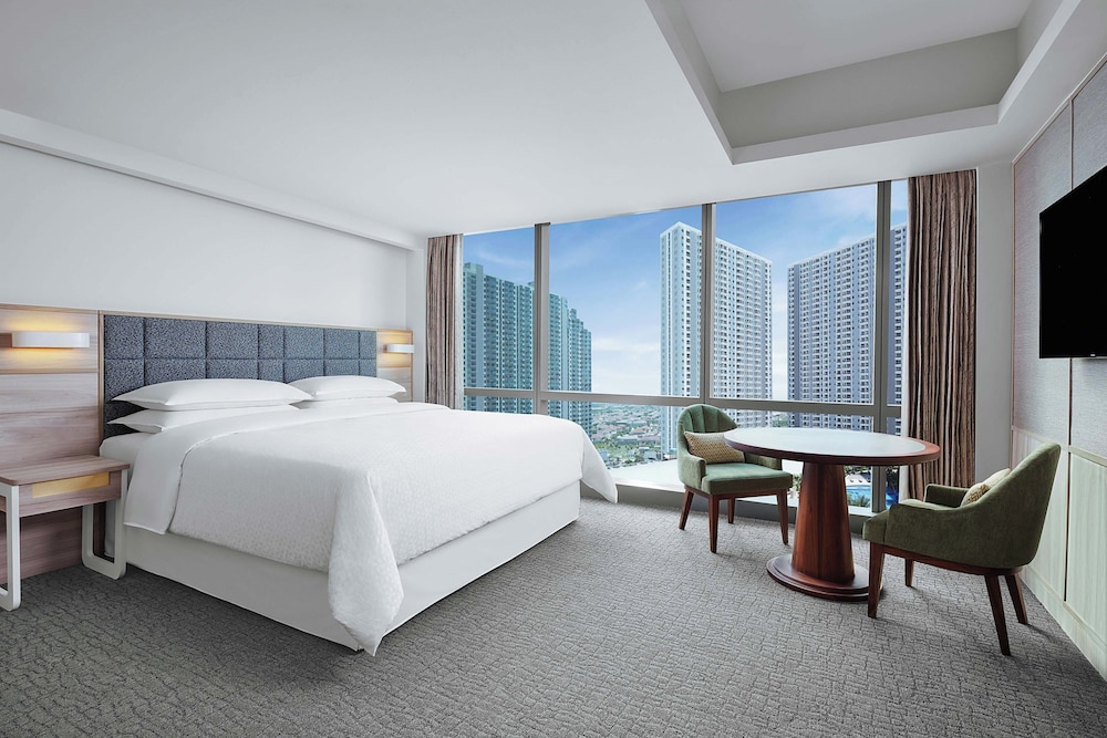 Room, 1 King Bed (Premium Deluxe, 1 King) photo 2
