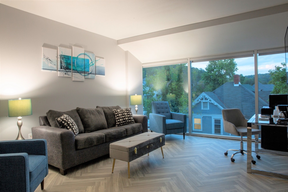 Large Luxury 2 Bedroom Suite with Livingroom, three 65'' TVs - Complimentary Drinks - Non-smoking
