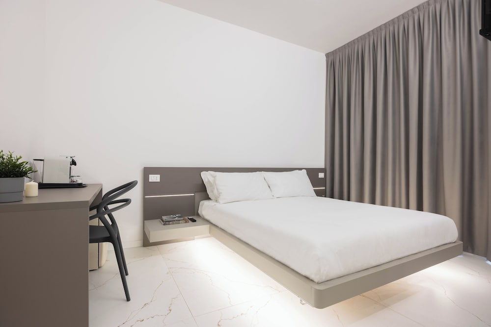 Luxury Room, 1 King Bed, Private Bathroom, City View