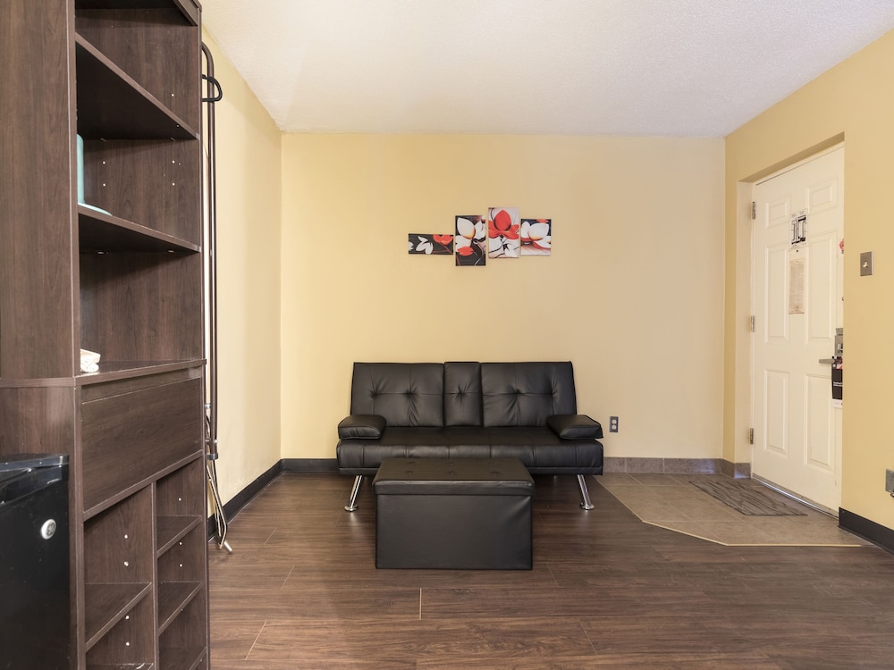 Studio Suite, 1 Queen Bed, Non Smoking photo 2