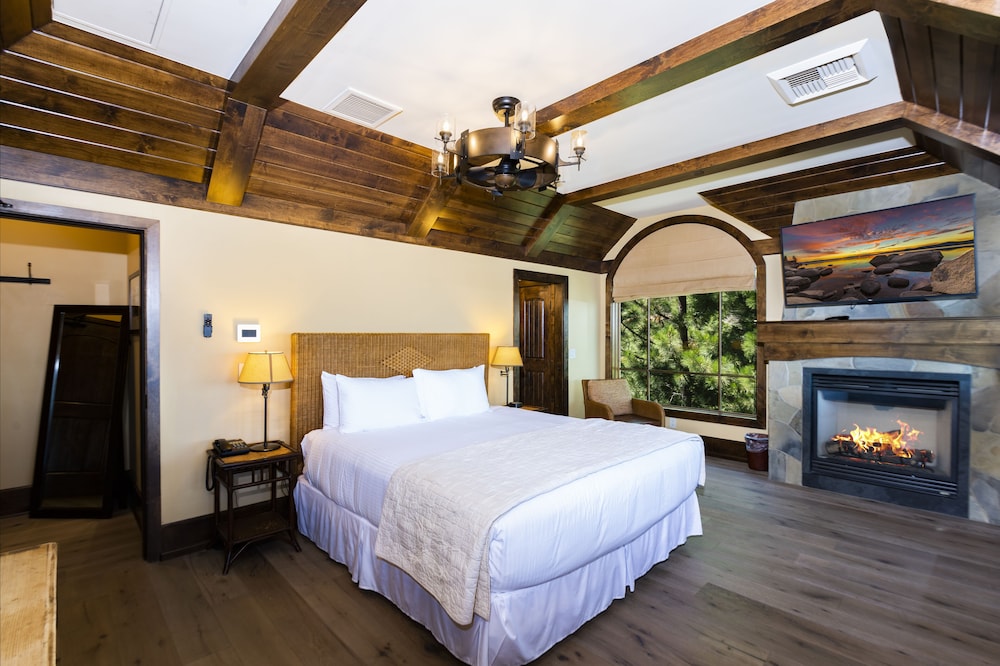 Watson Suite, King Bed with Lake View photo 3