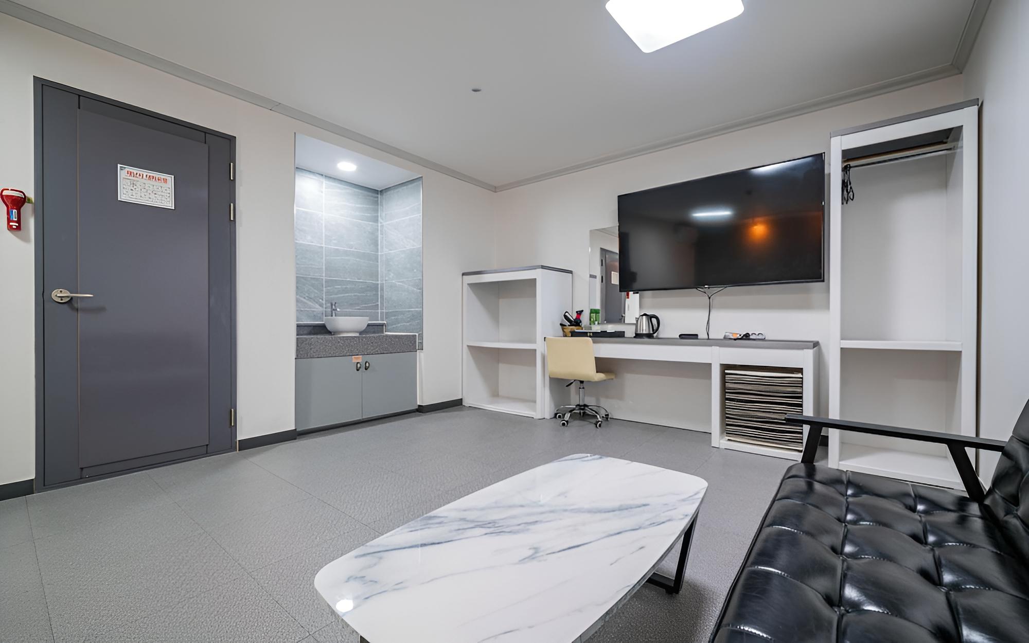 Room (VIP Quintwin (65 inches TV Netflix av) photo 1