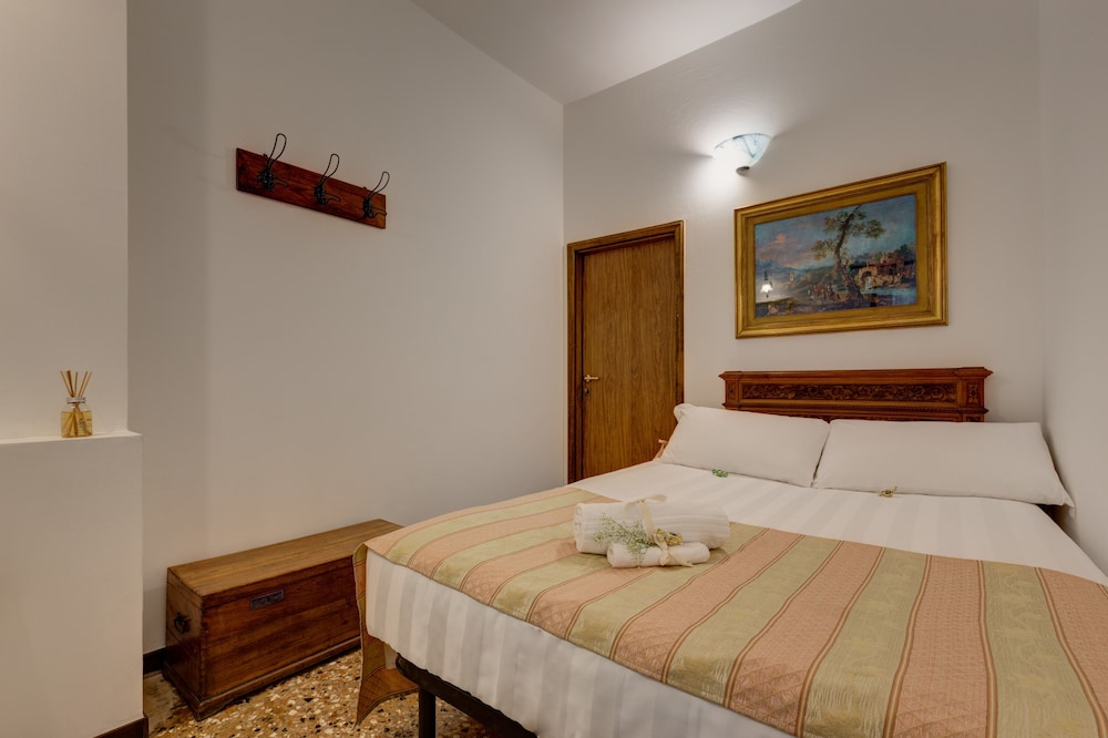 Economy Double Room with Shared Bathroom photo 2