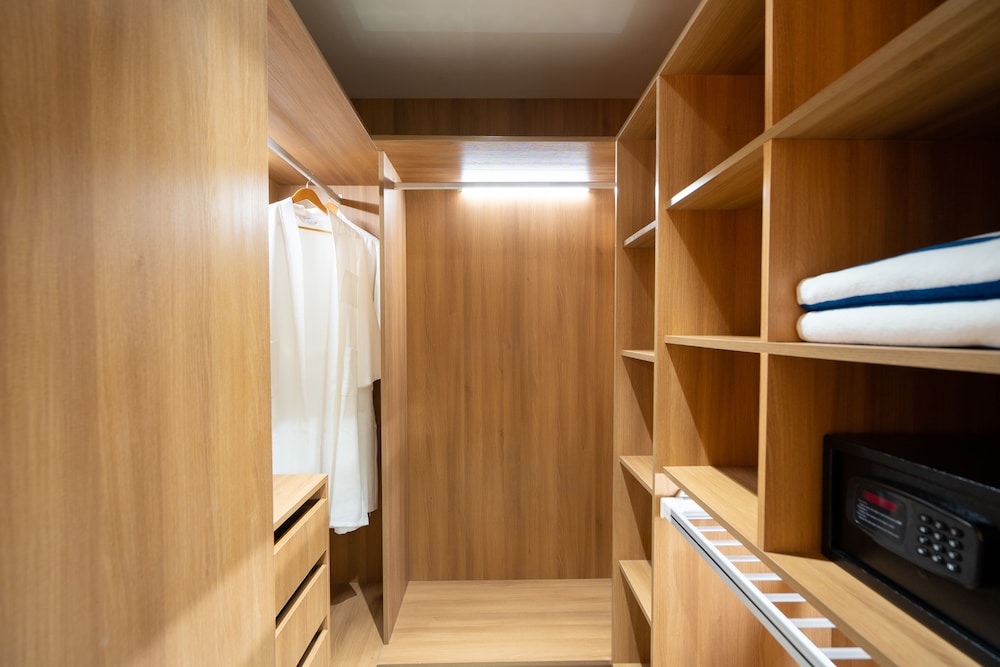Executive Suite - Photo 4
