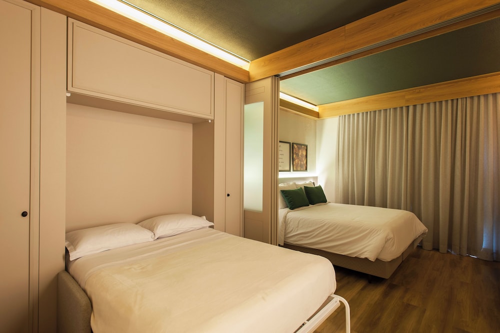 Available room thumbnail 6