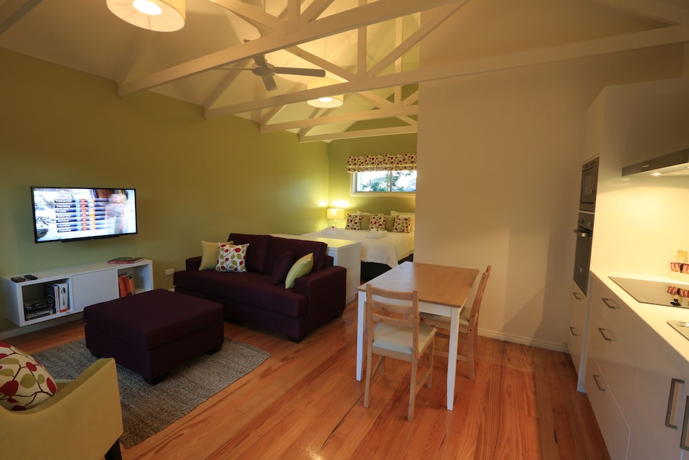 Luxury Cottage, 1 King Bed, Jetted Tub photo 1