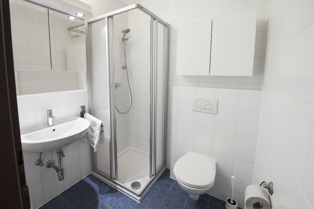 Triple Room, Private Bathroom thumbnail 5