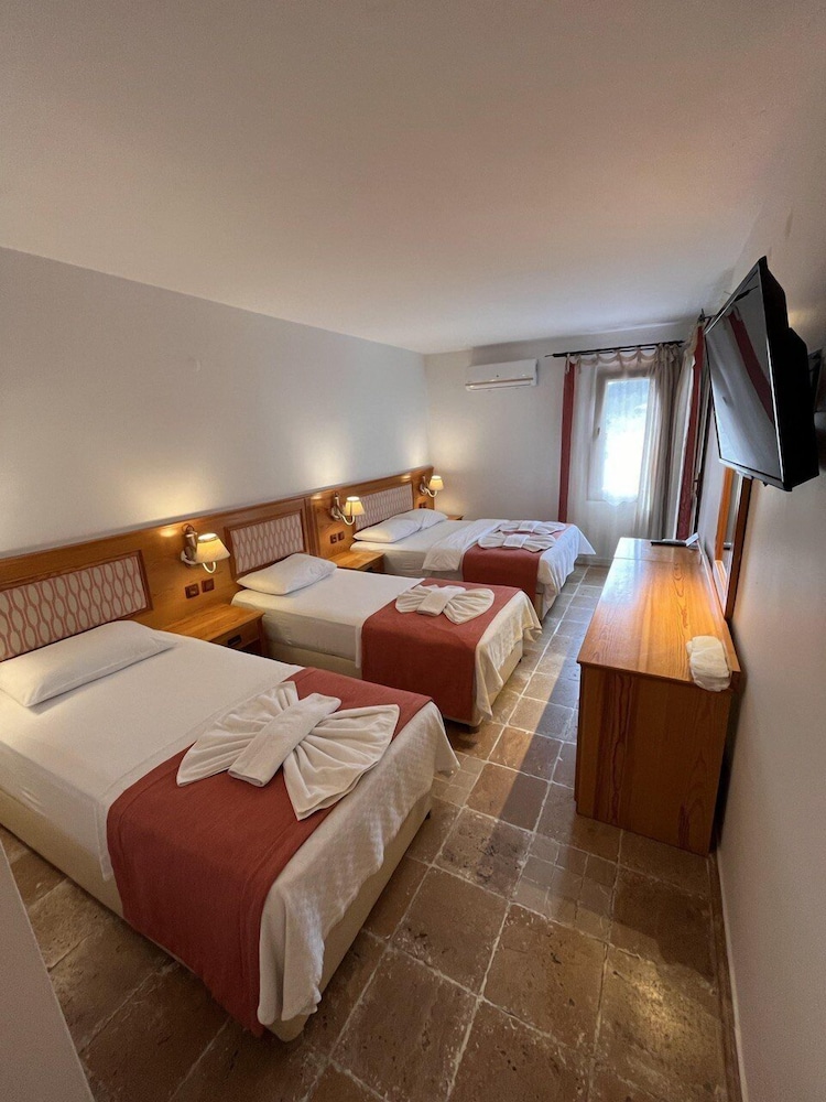 Quadruple Room, Pool View photo 1