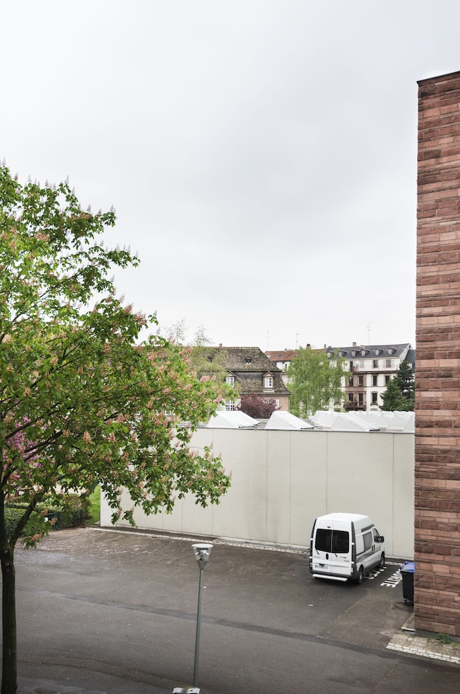 Standard Studio, Private Bathroom, Park View (Studio Arc en Ciel) photo 2