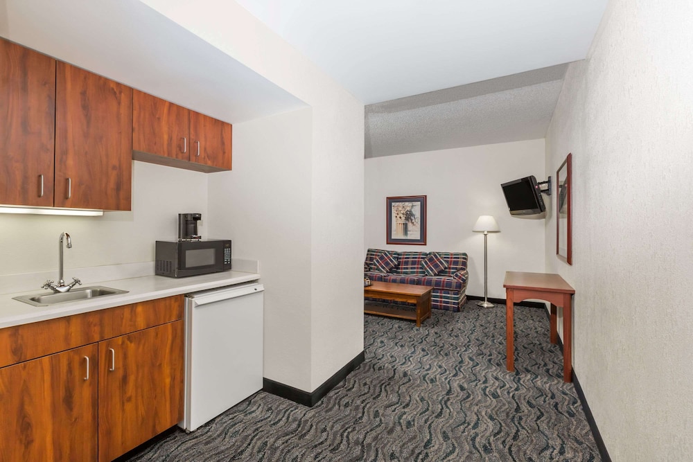 Superior Suite, 1 King Bed, Non Smoking - Photo 1