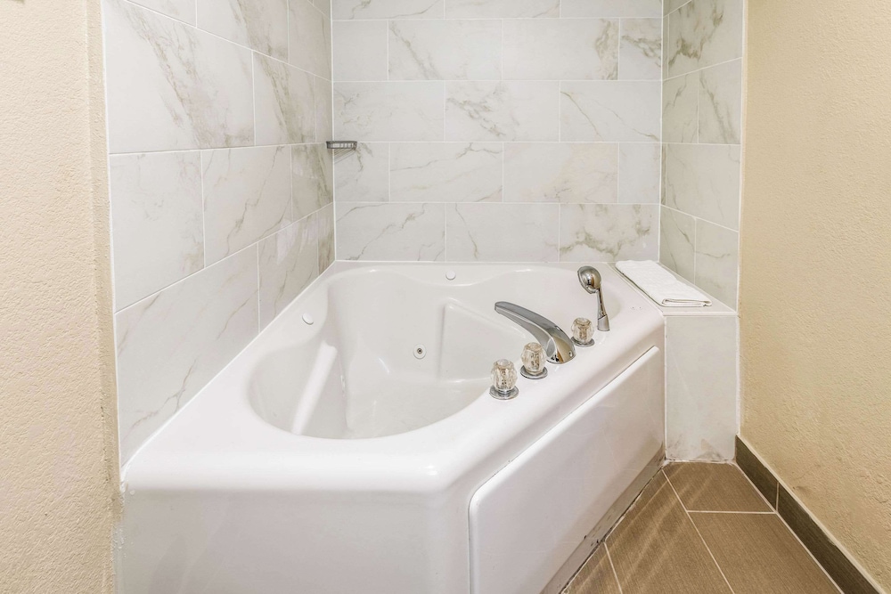 Standard Room, 1 King Bed, Non Smoking, Jetted Tub - Photo 5