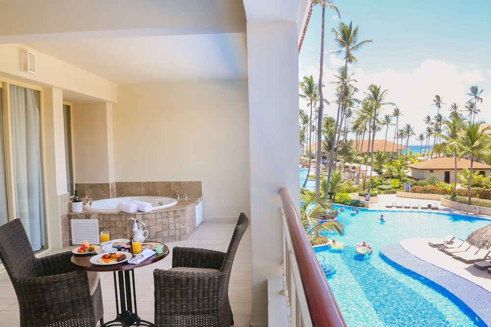 One Bedroom Suite With Jacuzzi photo 3