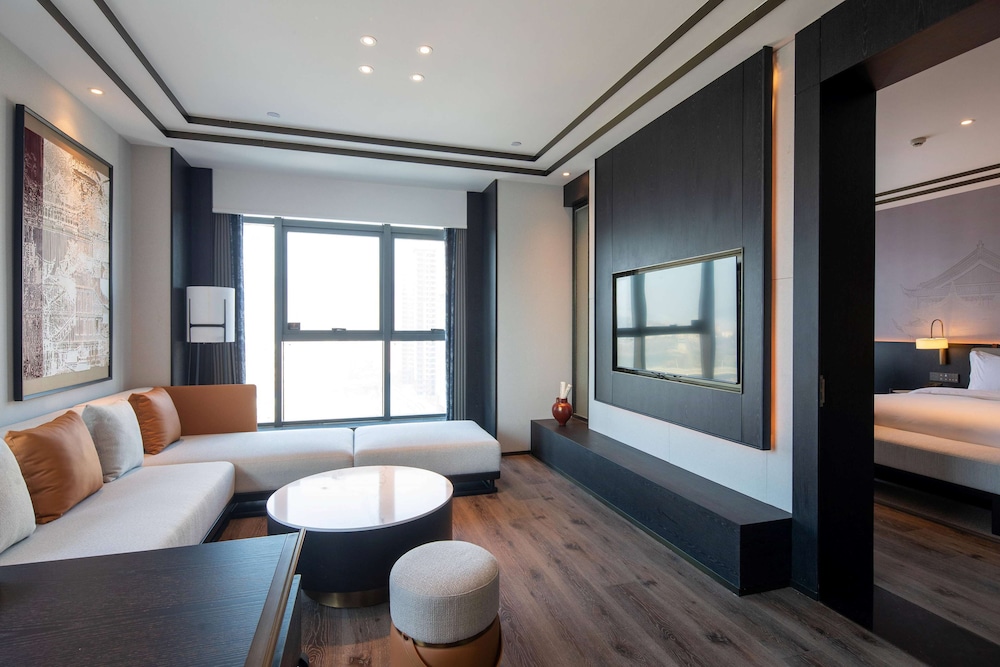Deluxe Suite, 1 King Bed, Non Smoking photo 1