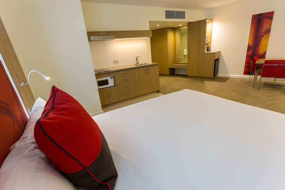Deluxe Suite, 1 King Bed - Photo 6