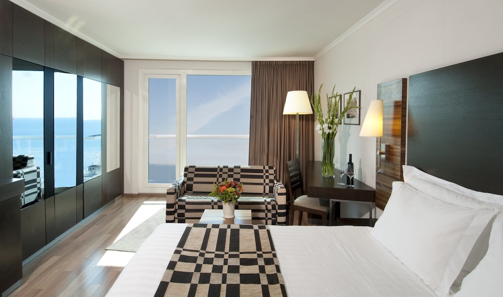 Junior Suite, 1 King Bed, Sea View - Photo 4