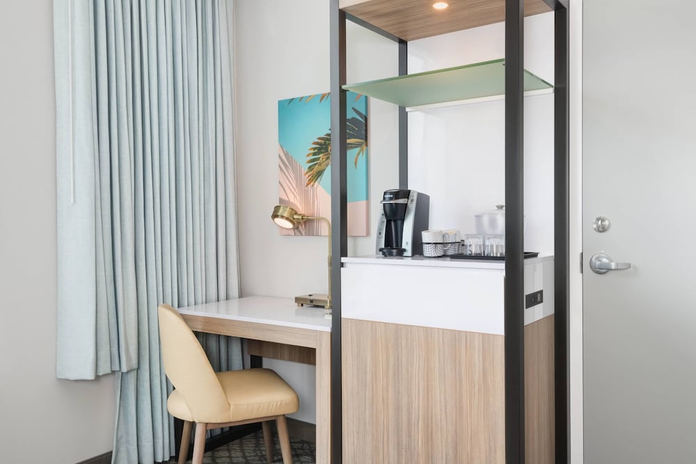 Suite, 1 King Bed with Sofa bed, Inland View (Hearing Accessible)