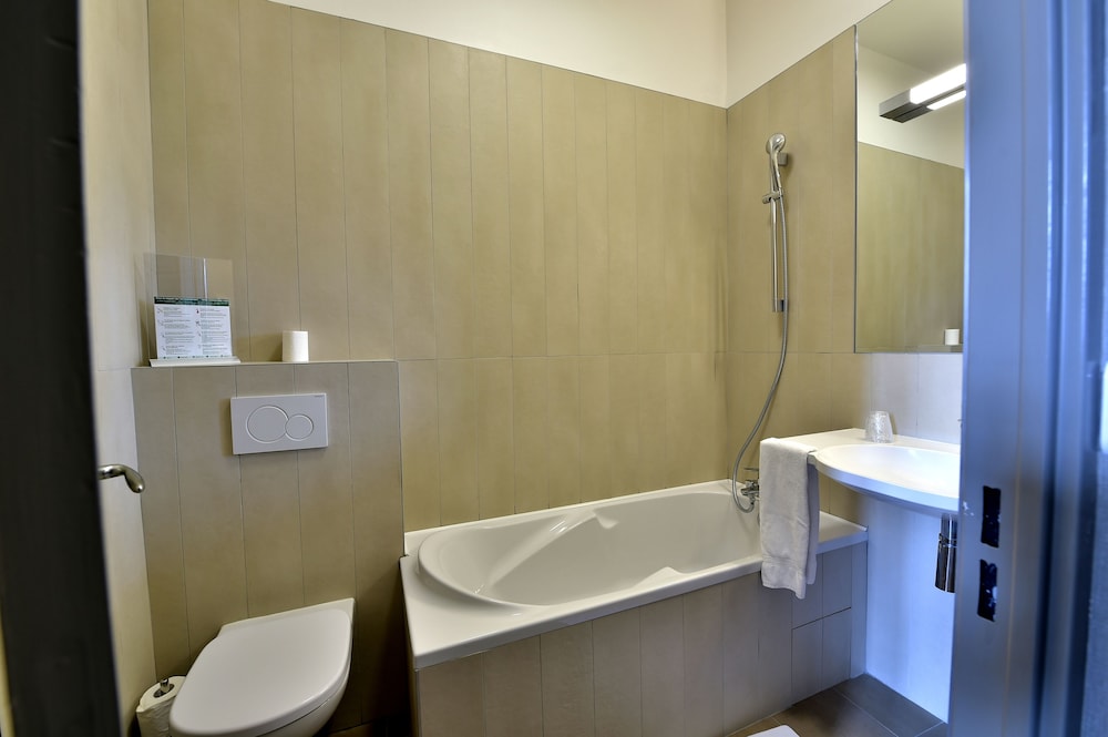 Double or Twin Room - Photo 6