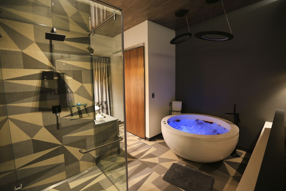 Suite - Photo 13