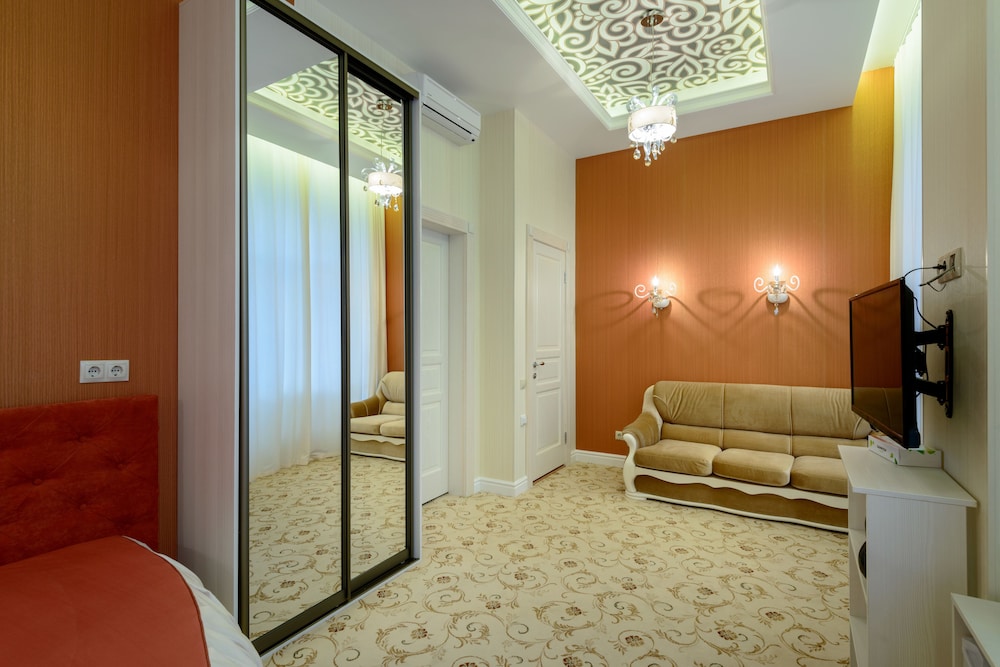 Signature Triple Room, 1 King Bed, City View photo 3