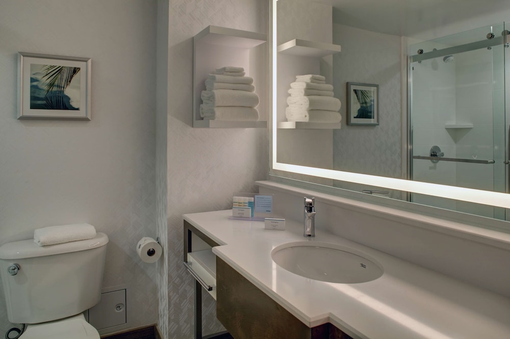 Room, 2 Queen Beds, Accessible (Mobility & Hearing, Roll-In Shower) - Photo 4