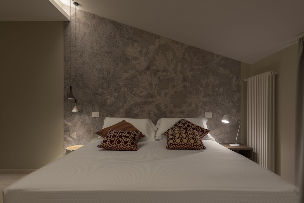 Deluxe Room, 1 Queen Bed photo 3