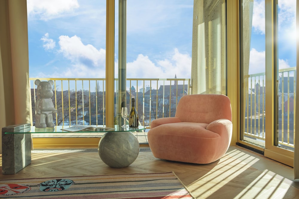Presidental with balcony and river view photo 1