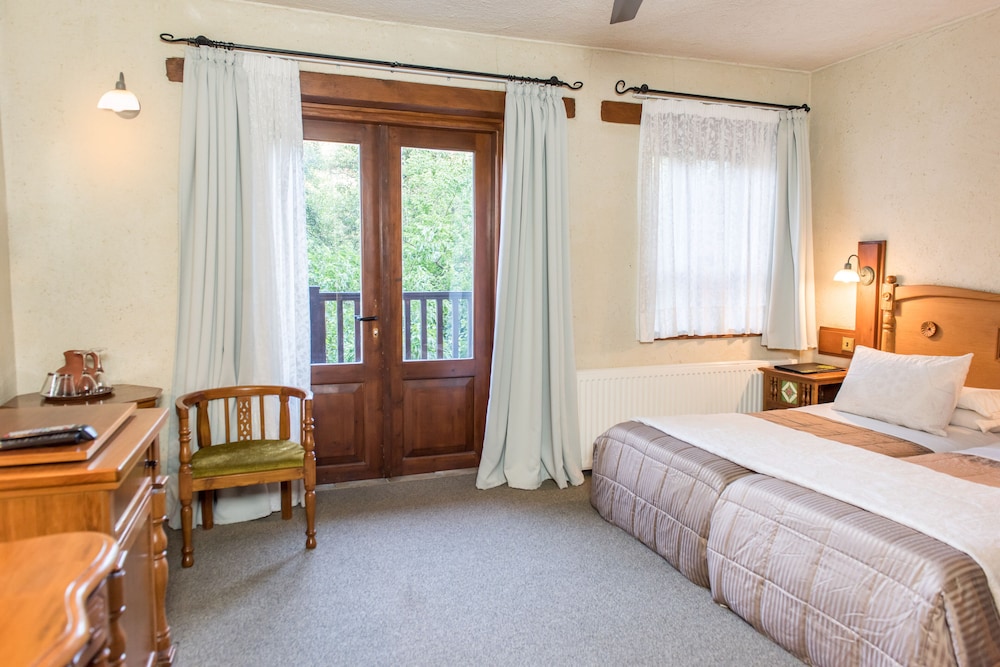 Standard Twin Room - Photo 1