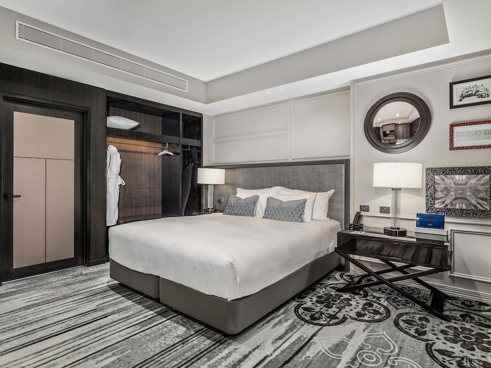 Junior Suite, 1 King Bed, Club Lounge Access