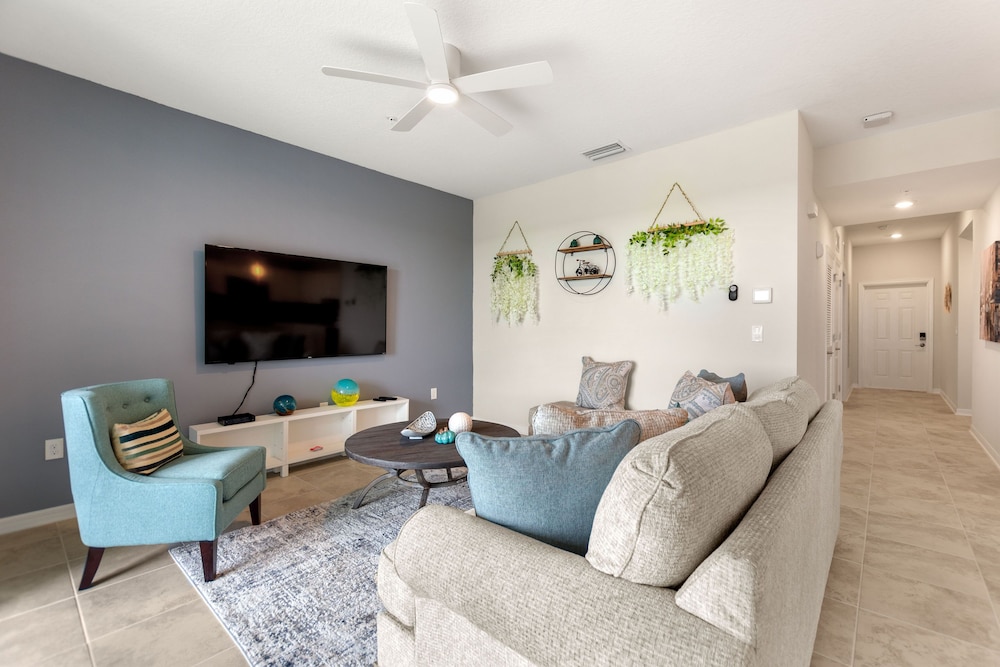 Condo (Cafe Lilly - Storey Lake By Shine Vil)
