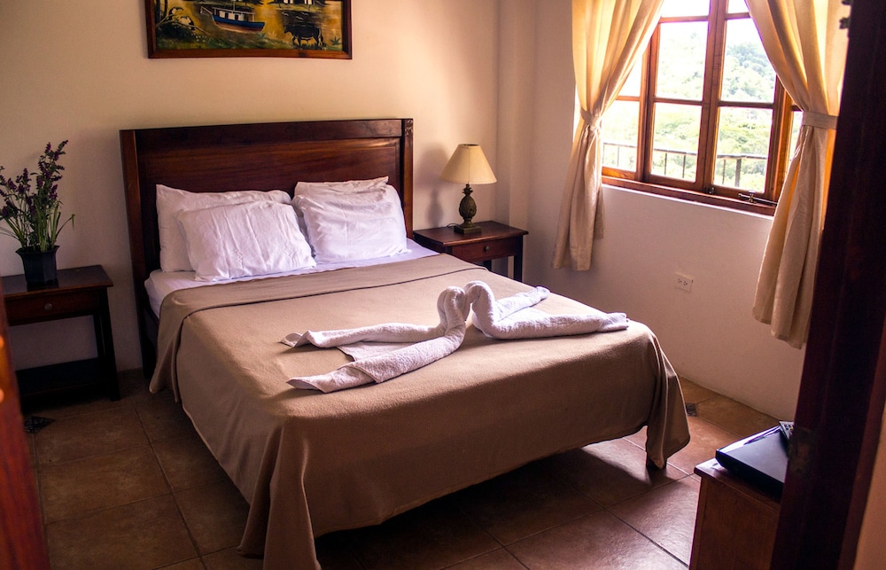 Basic Single Room, 1 Queen Bed photo 2