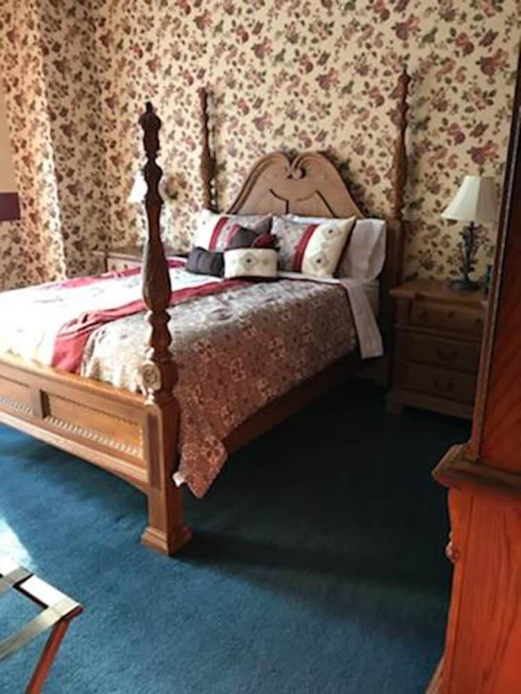 Signature Suite, 1 Queen Bed, Private Bathroom