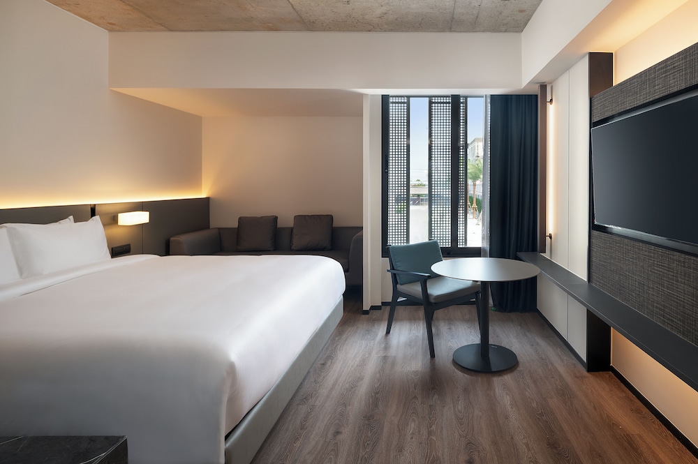 Superior Room, 1 Bedroom, Non Smoking, City View thumbnail 6