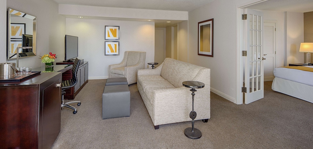 One Queen Bed - Photo 5