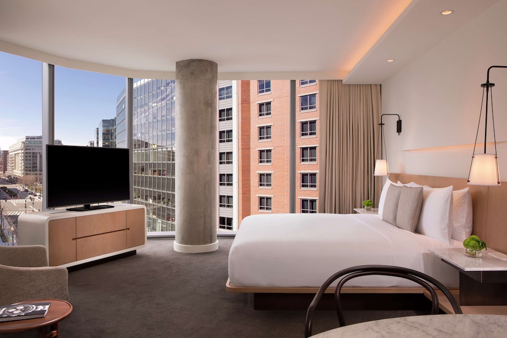 Room, 1 King Bed, Corner