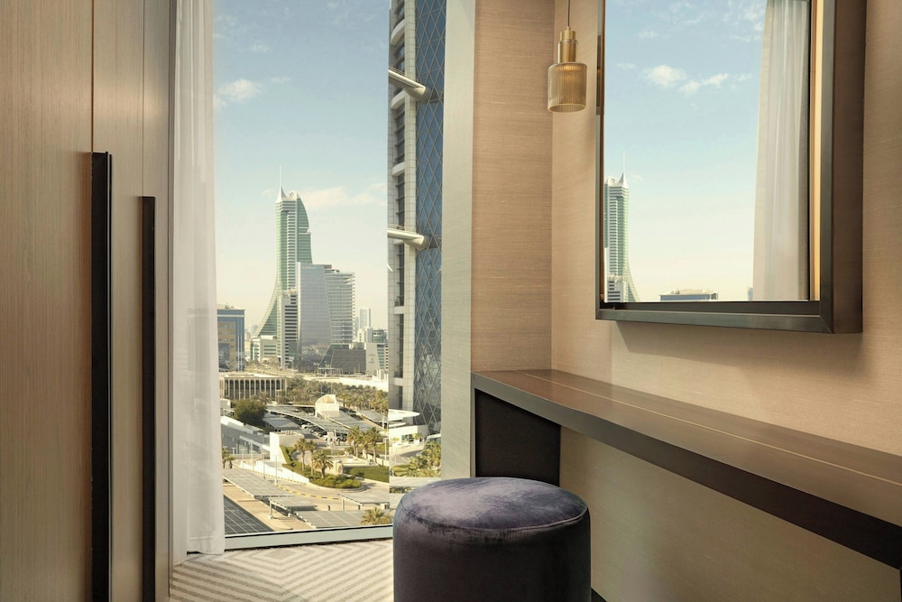 Club Suite, 1 King Bed, City View - Photo 3