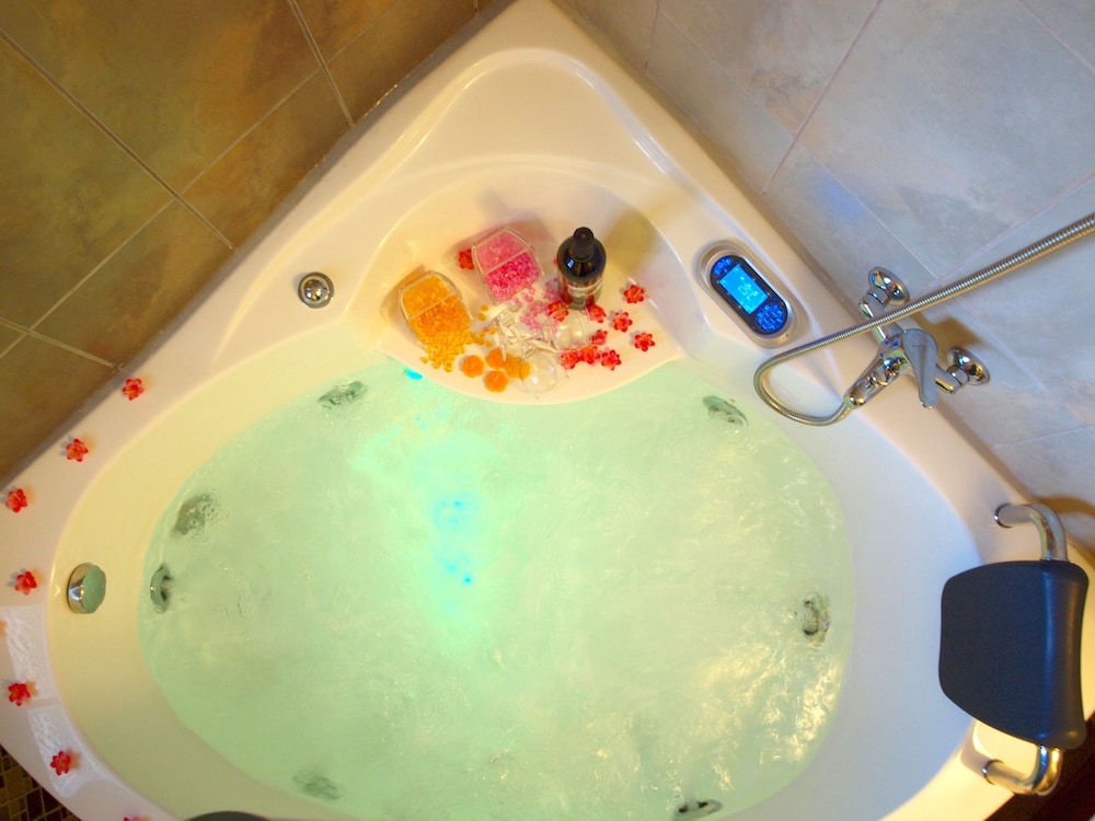 Suite, Jetted Tub (Elegant) - Photo 3