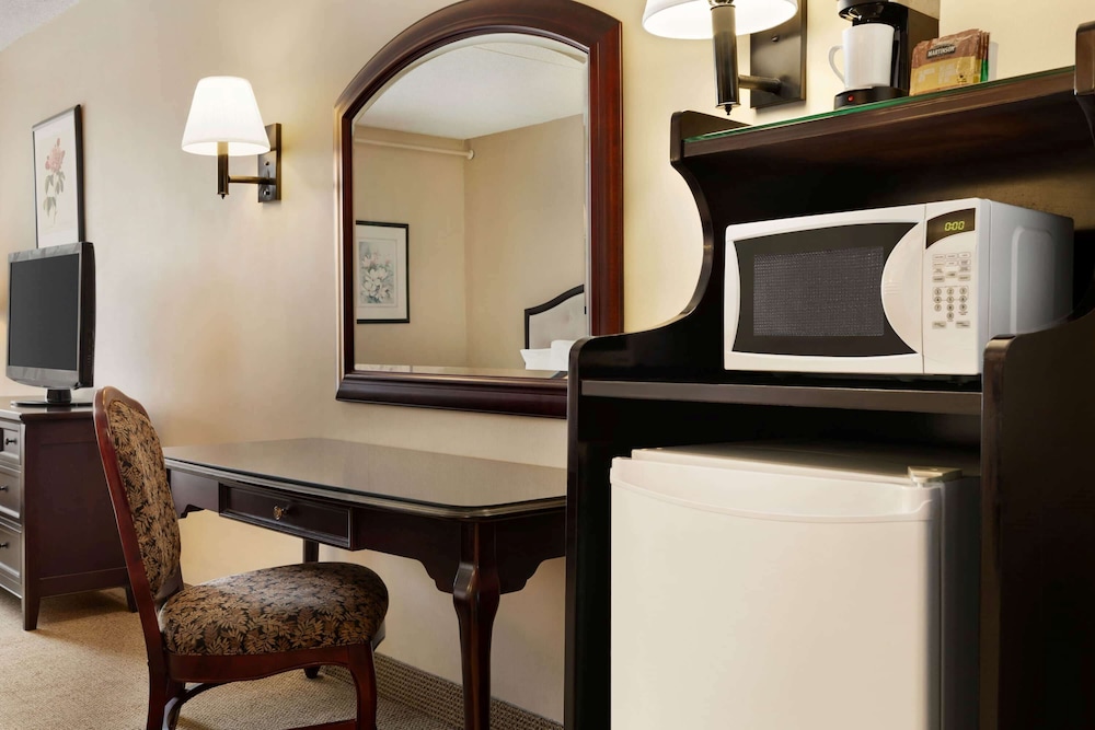 Room, 1 Queen Bed, Non Smoking (Stair Access Only, Pet-friendly) photo 3
