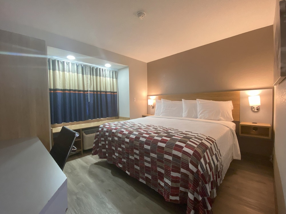Deluxe Room, 1 King Bed, Smoking - Photo 3