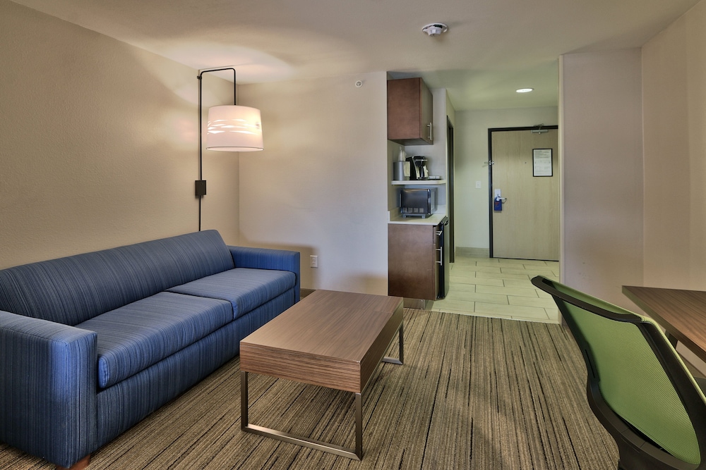 Suite, 2 Queen Beds - Photo 3