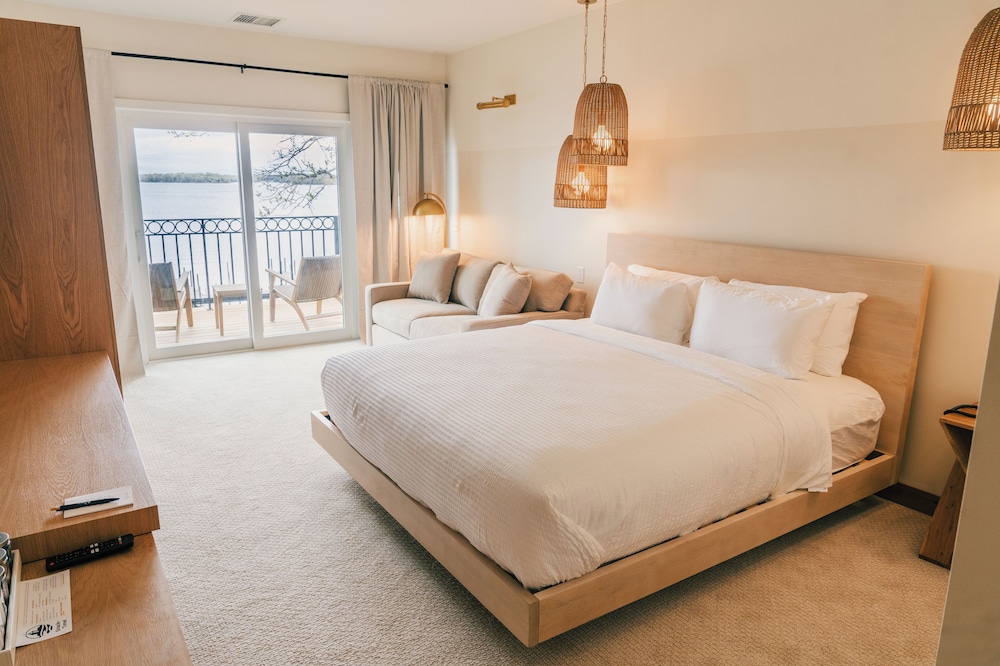 Lakeside King w/Deck + Sofa Sleeper ADA