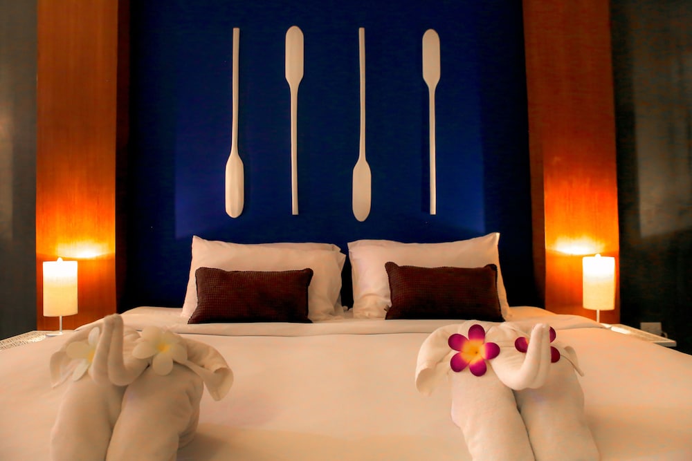 Pool Access Deluxe with One Way Airport Transfer photo 3