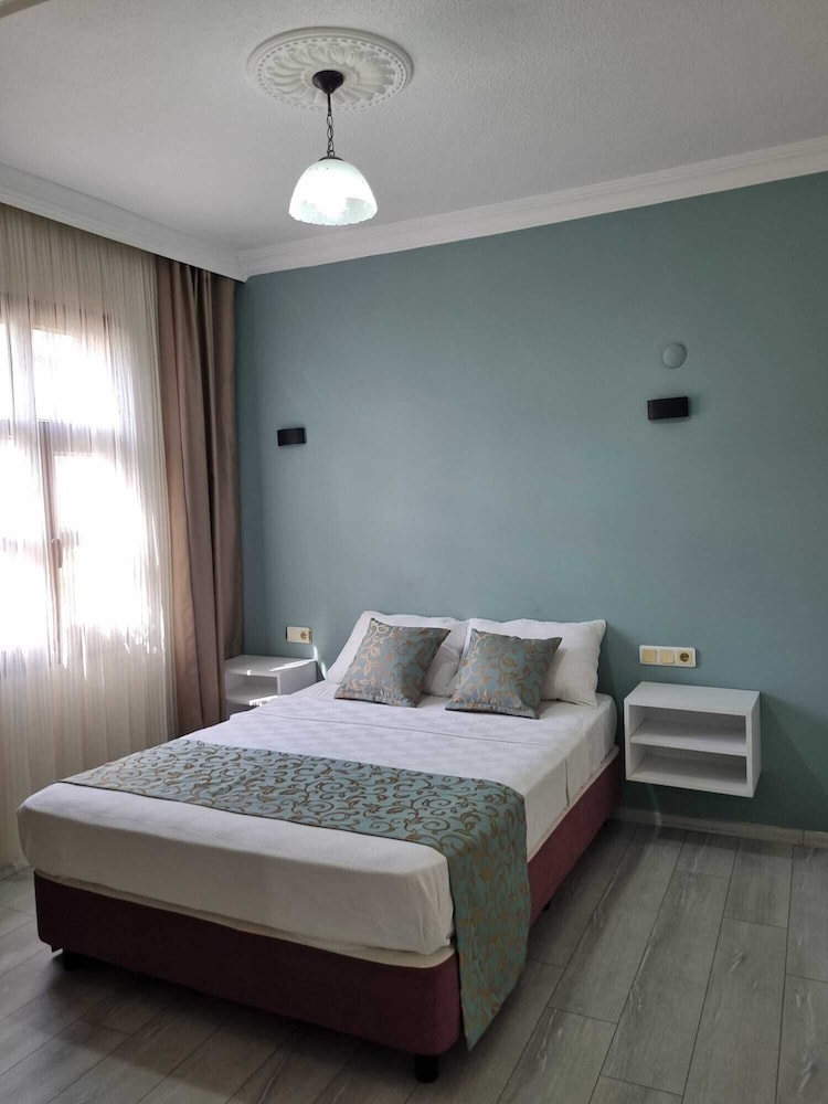 Deluxe Double Room, 1 Queen Bed, Ensuite photo 2