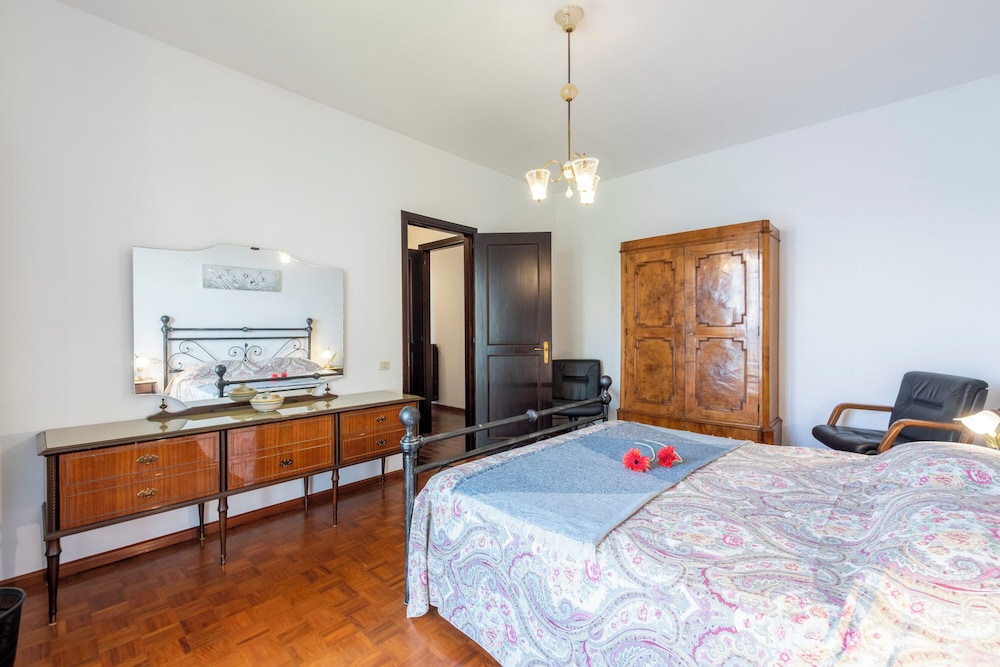 Family Villa, Multiple Bedrooms, 2 Bathrooms, Mountainside (Lago Azzurro Infinity View)