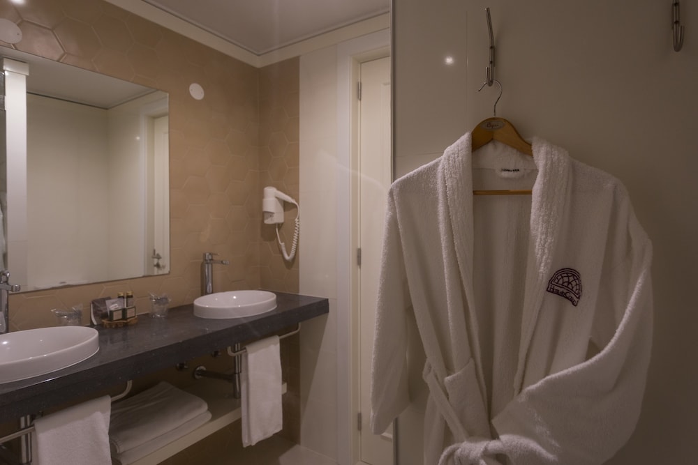 Superior Double or Twin Room - Photo 9