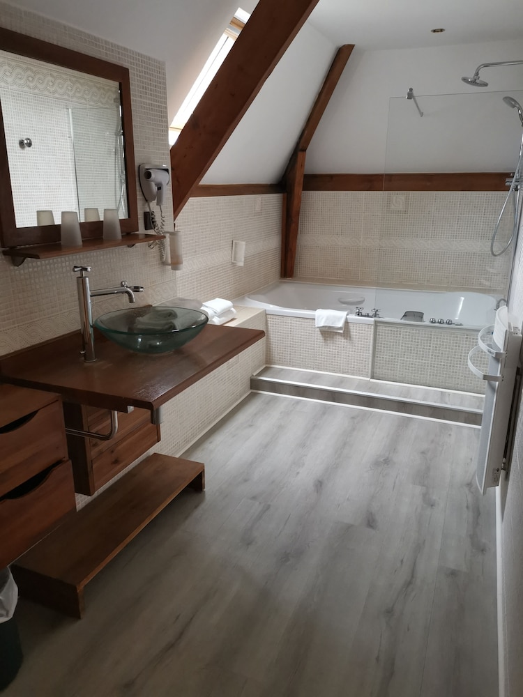 Family Suite, 1 Queen Bed, Bathtub, Valley View - Photo 2