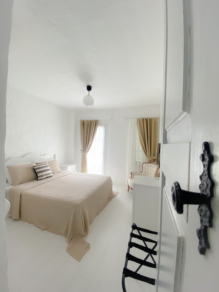 Standard Room, Balcony, Pool View
