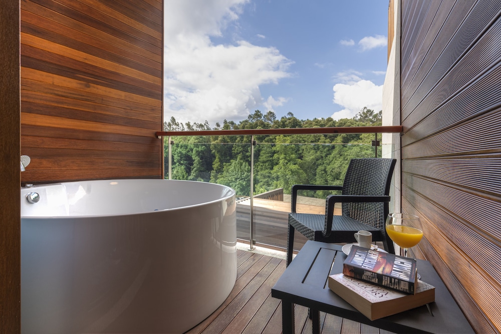 Deluxe Double Room, 1 King Bed, Non Smoking, Hot Tub (Jacuzzi) - Photo 5